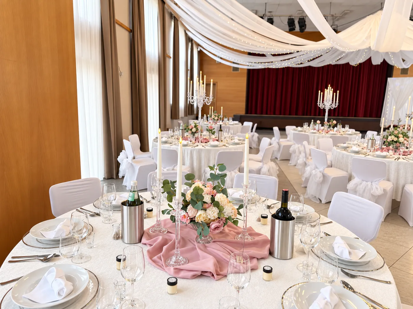 Runde Tafel, komplett eingedeckt, mit Kerzenleuchter